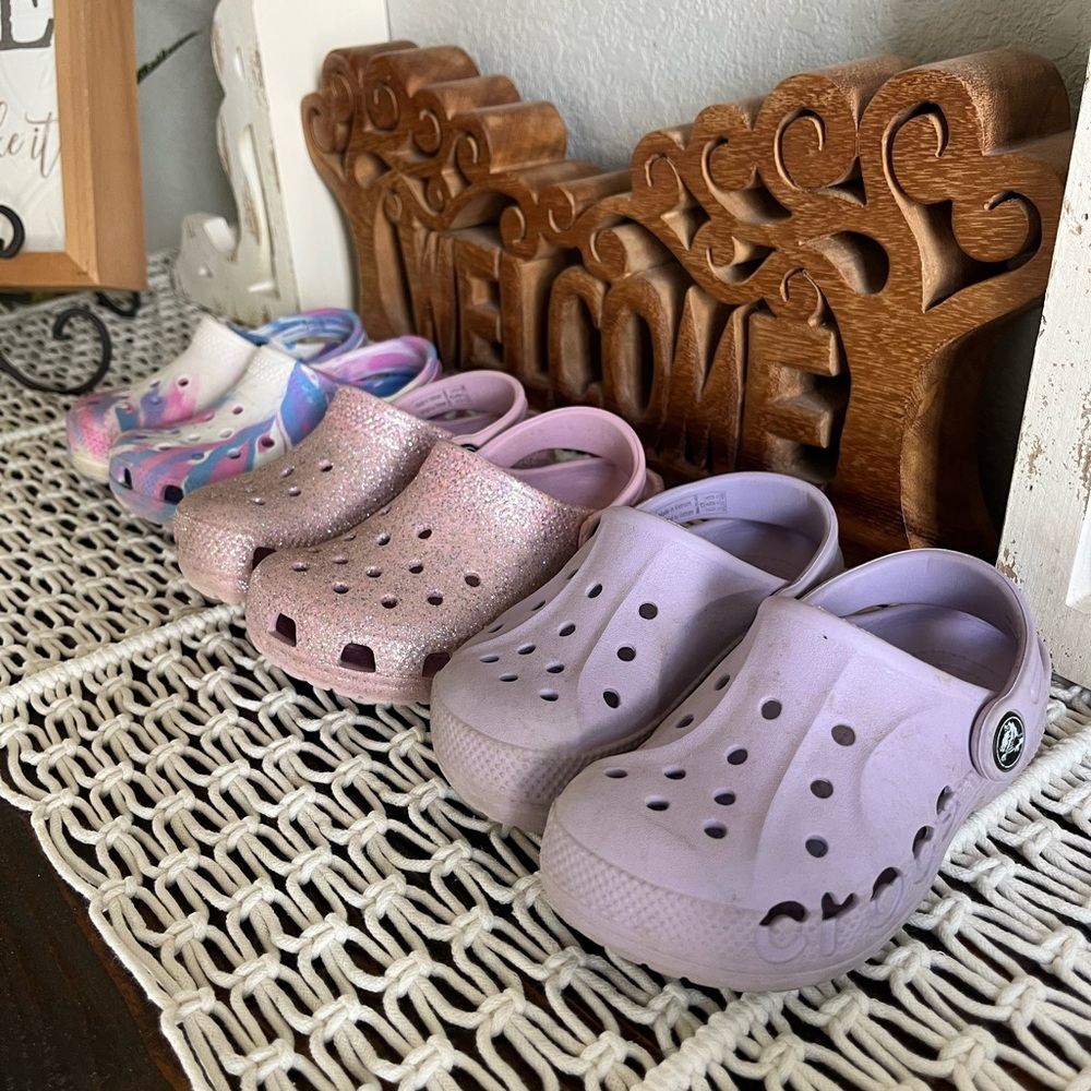 🐊💕3 PAIRS little girls size 9 CROCS-gently used💕🐊